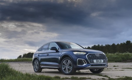 2021 Audi Q5 Sportback (UK-Spec) Front Three-Quarter Wallpapers 450x275 (38)