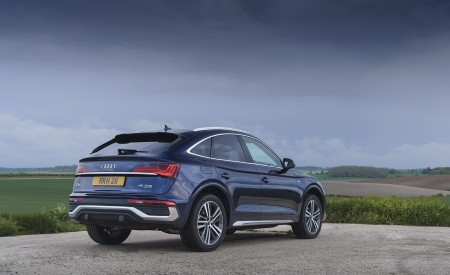 2021 Audi Q5 Sportback (UK-Spec) Rear Three-Quarter Wallpapers 450x275 (50)