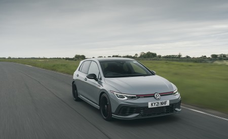2021 Volkswagen Golf GTI Mk VIII Clubsport 45 (UK-Spec) Front Three-Quarter Wallpapers 450x275 (24)