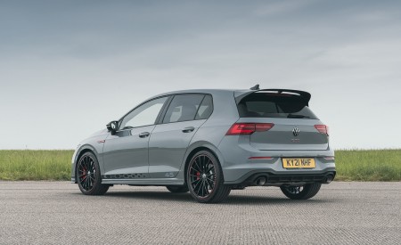 2021 Volkswagen Golf GTI Mk VIII Clubsport 45 (UK-Spec) Rear Three-Quarter Wallpapers 450x275 (33)