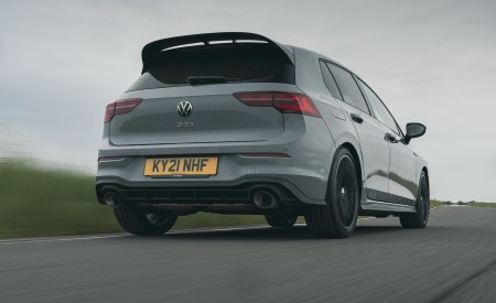 2021 Volkswagen Golf GTI Mk VIII Clubsport 45 (UK-Spec) Rear Three-Quarter Wallpapers 450x275 (28)