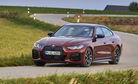 2022 BMW M440i xDrive Gran Coupe (Color: Aventurine Red) Front Three-Quarter Wallpapers 450x275 (27)