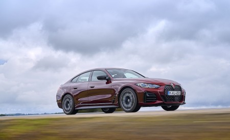 2022 BMW M440i xDrive Gran Coupe (Color: Aventurine Red) Front Three-Quarter Wallpapers 450x275 (12)