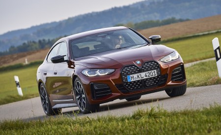2022 BMW M440i xDrive Gran Coupe (Color: Aventurine Red) Front Three-Quarter Wallpapers 450x275 (28)