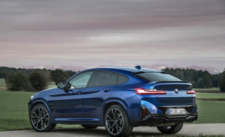 2022 BMW X4 M Competition (Color: Marina Bay Blue Metallic) Rear Three-Quarter Wallpapers 450x275 (156)