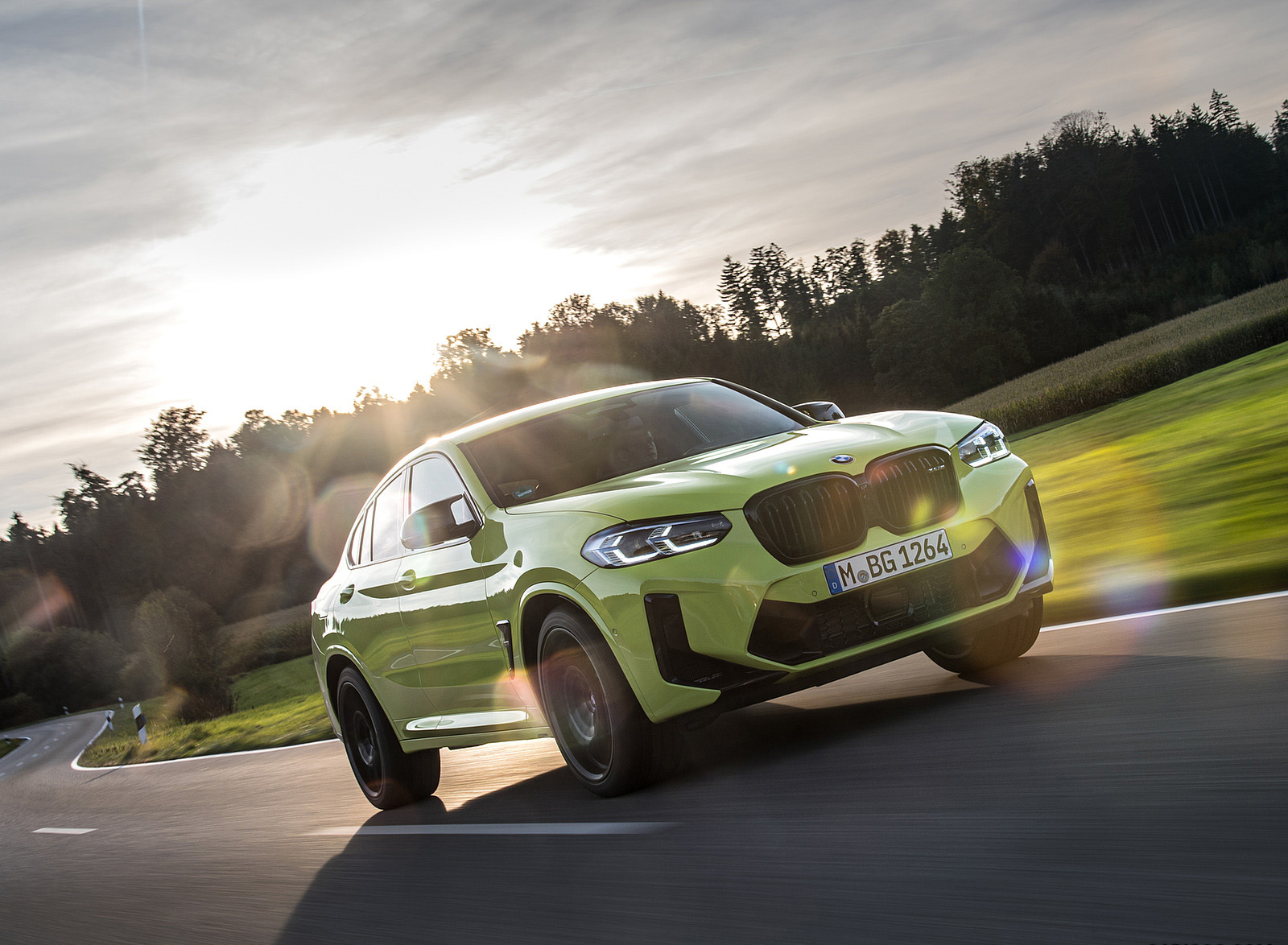 2022 BMW X4 M (Color: Sao Paulo Yellow) Front Three-Quarter Wallpapers (2)