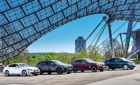 2022 BMW i4 and BMW i Family Front Three-Quarter Wallpapers 450x275 (31)