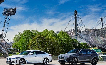 2022 BMW i4 and BMW i Family Front Three-Quarter Wallpapers 450x275 (32)