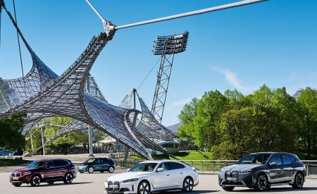 2022 BMW i4 and BMW i Family Front Three-Quarter Wallpapers  450x275 (35)