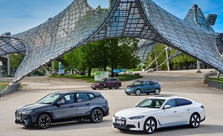2022 BMW i4 and BMW i Family Front Three-Quarter Wallpapers 450x275 (36)