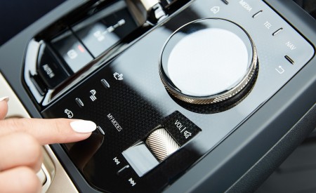 2022 BMW iX xDrive40 Central Console Wallpapers 450x275 (62)