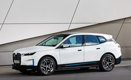2022 BMW iX xDrive40 Front Three-Quarter Wallpapers 450x275 (48)