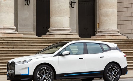 2022 BMW iX xDrive40 Front Three-Quarter Wallpapers  450x275 (21)