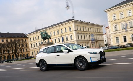 2022 BMW iX xDrive40 Front Three-Quarter Wallpapers 450x275 (10)