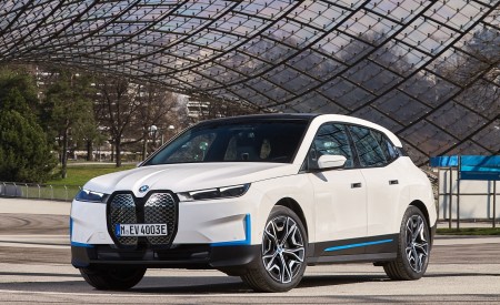 2022 BMW iX xDrive40 Front Three-Quarter Wallpapers 450x275 (32)