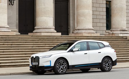 2022 BMW iX xDrive40 Front Three-Quarter Wallpapers 450x275 (22)