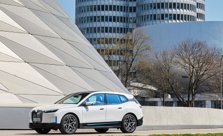 2022 BMW iX xDrive40 Front Three-Quarter Wallpapers 450x275 (33)