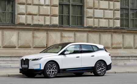 2022 BMW iX xDrive40 Front Three-Quarter Wallpapers 450x275 (23)