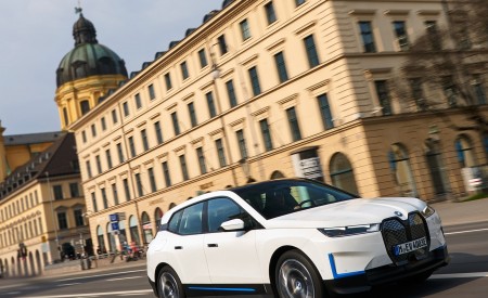 2022 BMW iX xDrive40 Front Three-Quarter Wallpapers 450x275 (12)