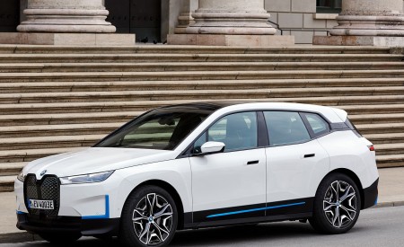 2022 BMW iX xDrive40 Front Three-Quarter Wallpapers 450x275 (34)