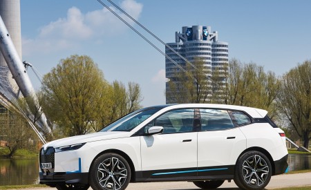 2022 BMW iX xDrive40 Front Three-Quarter Wallpapers 450x275 (37)