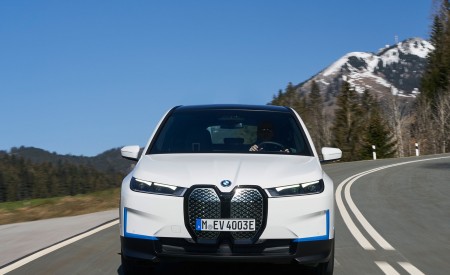 2022 BMW iX xDrive40 Front Wallpapers 450x275 (2)