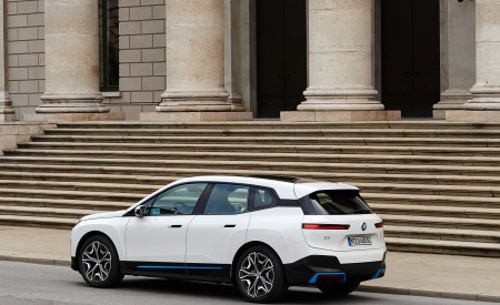 2022 BMW iX xDrive40 Rear Three-Quarter Wallpapers 450x275 (24)