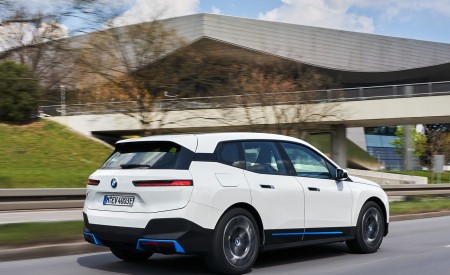 2022 BMW iX xDrive40 Rear Three-Quarter Wallpapers  450x275 (7)