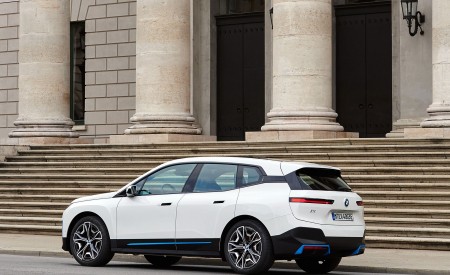 2022 BMW iX xDrive40 Rear Three-Quarter Wallpapers 450x275 (25)