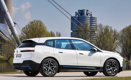 2022 BMW iX xDrive40 Rear Three-Quarter Wallpapers 450x275 (41)