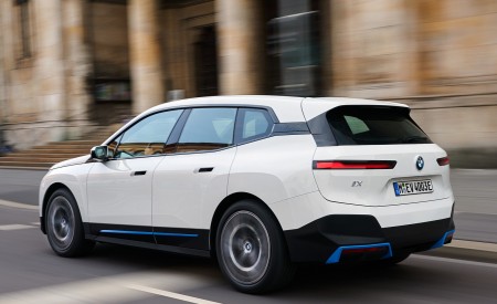 2022 BMW iX xDrive40 Rear Three-Quarter Wallpapers 450x275 (20)