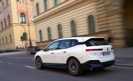 2022 BMW iX xDrive40 Rear Three-Quarter Wallpapers 450x275 (14)