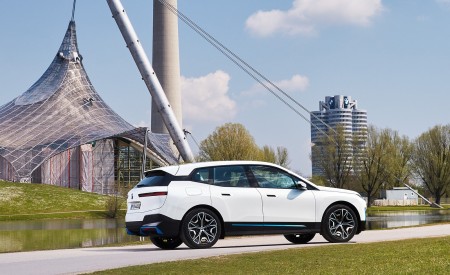 2022 BMW iX xDrive40 Side Wallpapers 450x275 (42)