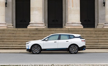 2022 BMW iX xDrive40 Side Wallpapers 450x275 (26)
