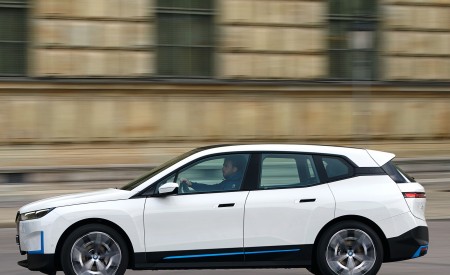 2022 BMW iX xDrive40 Side Wallpapers 450x275 (16)