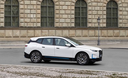 2022 BMW iX xDrive40 Side Wallpapers  450x275 (27)
