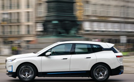 2022 BMW iX xDrive40 Side Wallpapers 450x275 (17)