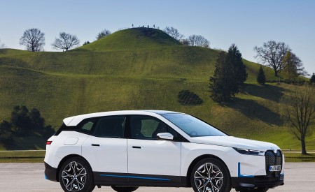 2022 BMW iX xDrive40 Side Wallpapers 450x275 (28)