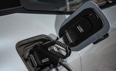 2022 BMW iX xDrive50 Charging Port Wallpapers 450x275 (59)