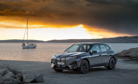 2022 BMW iX xDrive50 Front Three-Quarter Wallpapers 450x275 (37)