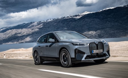 2022 BMW iX xDrive50 Front Three-Quarter Wallpapers  450x275 (9)