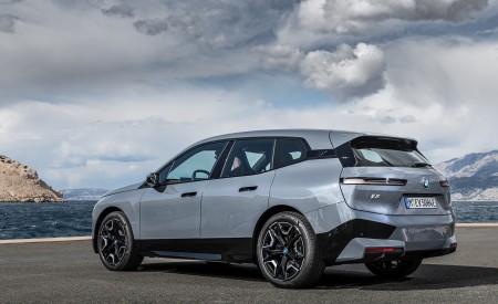 2022 BMW iX xDrive50 Rear Three-Quarter Wallpapers 450x275 (32)