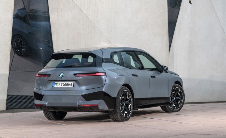 2022 BMW iX xDrive50 Rear Three-Quarter Wallpapers 450x275 (48)