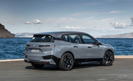 2022 BMW iX xDrive50 Rear Three-Quarter Wallpapers 450x275 (43)