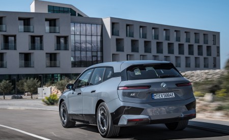 2022 BMW iX xDrive50 Rear Three-Quarter Wallpapers 450x275 (26)