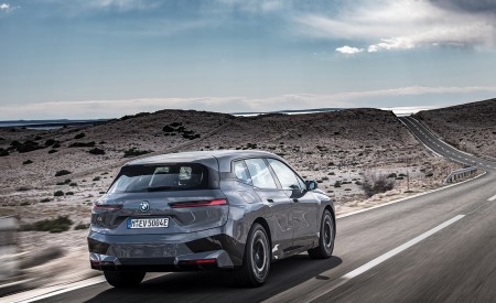 2022 BMW iX xDrive50 Rear Three-Quarter Wallpapers 450x275 (18)