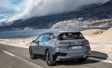 2022 BMW iX xDrive50 Rear Three-Quarter Wallpapers 450x275 (3)