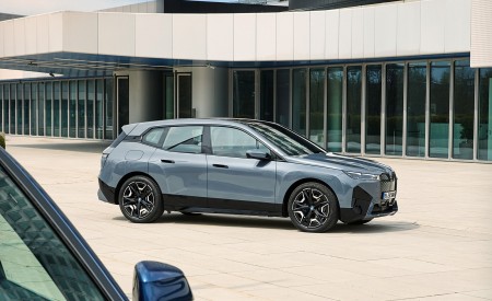 2022 BMW iX xDrive50 Side Wallpapers 450x275 (49)