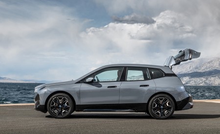 2022 BMW iX xDrive50 Side Wallpapers 450x275 (30)