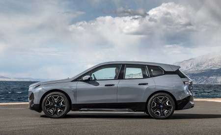 2022 BMW iX xDrive50 Side Wallpapers 450x275 (28)